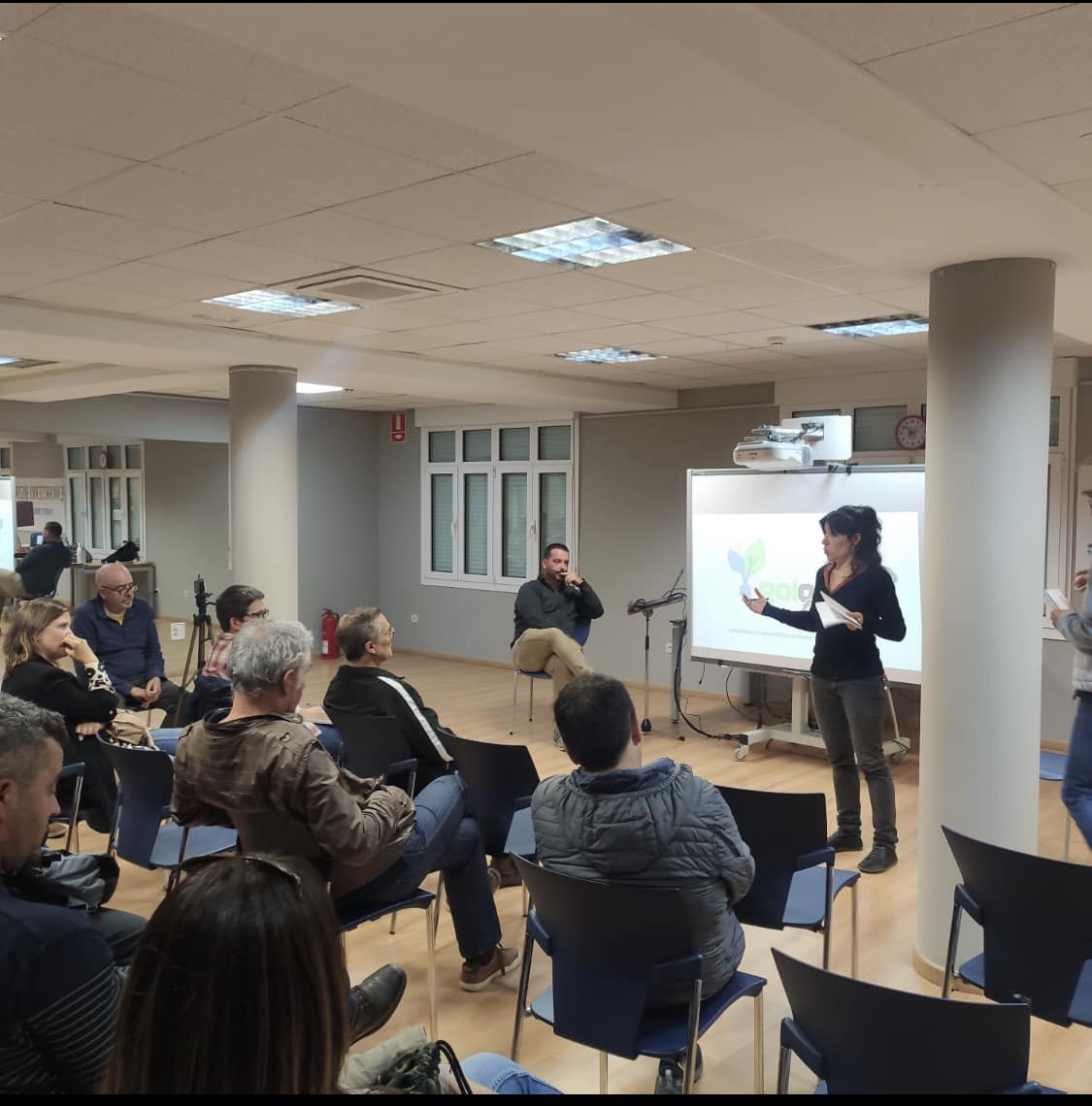 Cerca de 30 vecinos y vecinas participan en la charla- coloquio en Sopuerta sobre Comunidades Enérgeticas
