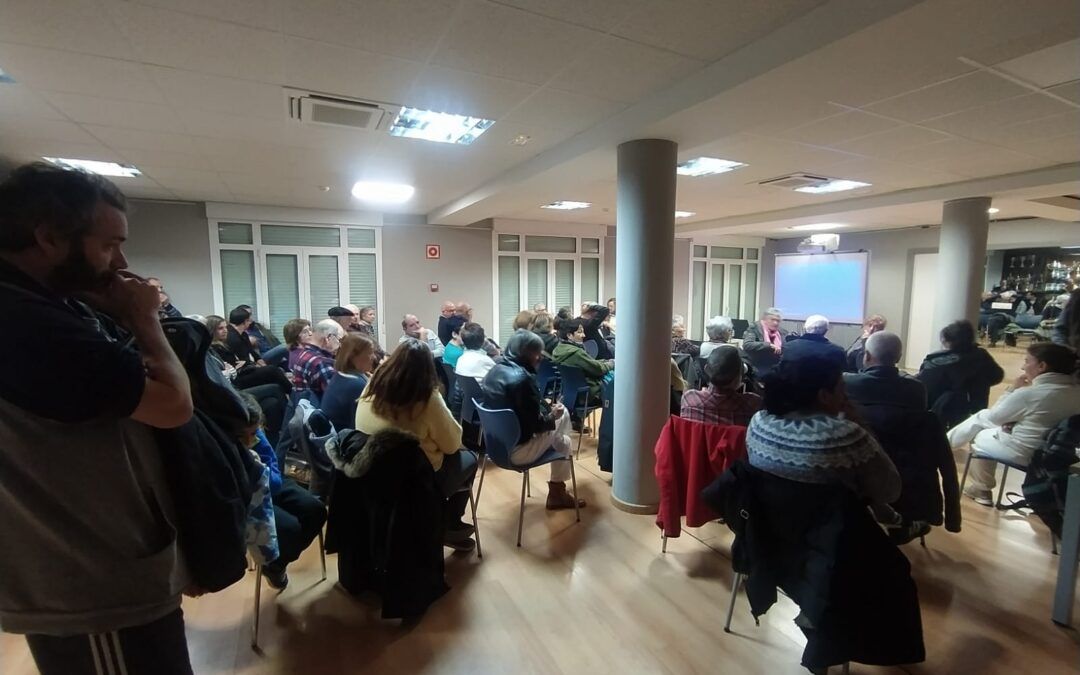“Renovables sí, pero no así”: más de 50 personas se reúnen en Sopuerta para rechazar el macroproyecto eólico